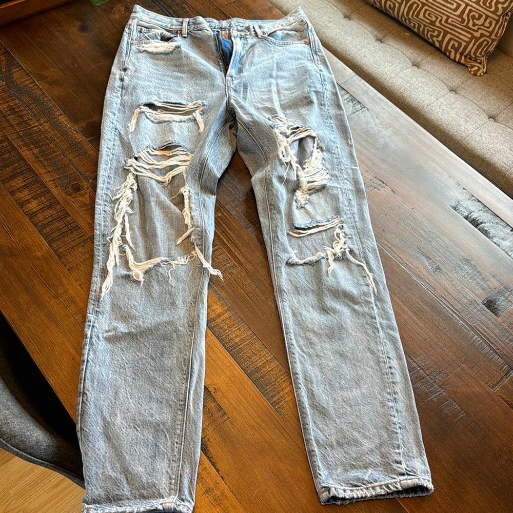 AE Sz 8 XLong Highest Rise Mom Jean - Light Wash Distressed
